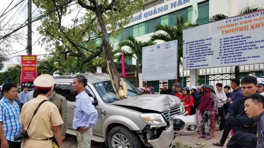 Bị ô tô tông khi chờ xe buýt trên vỉa hè, hai mẹ con thương vong 