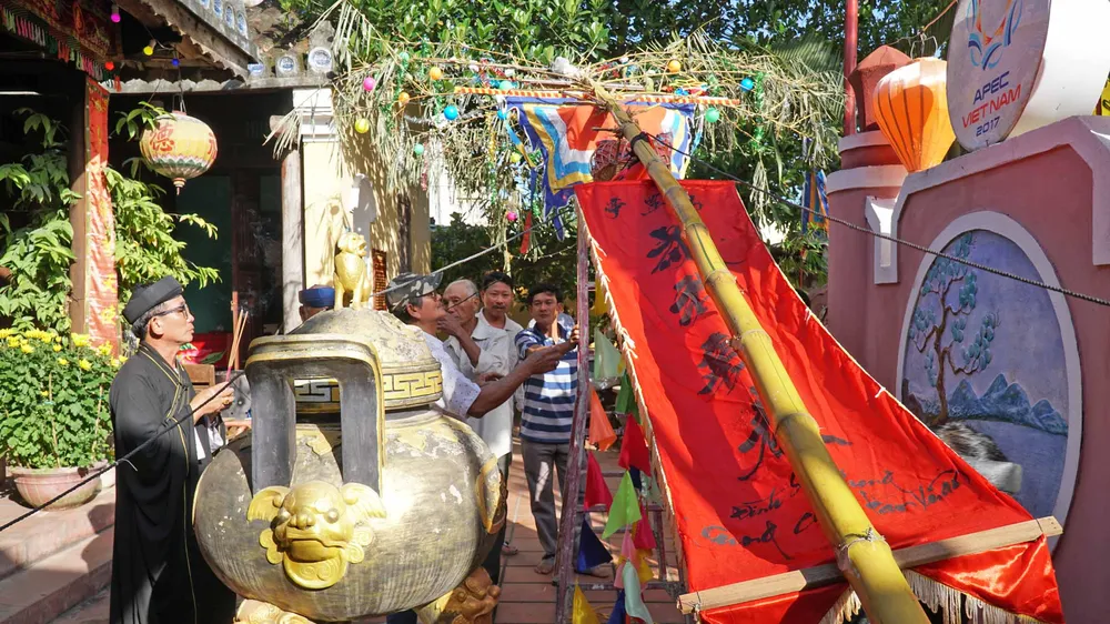 Hội An dựng nêu đón tết