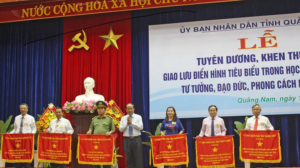 Tuyên dương điển hình học tập và làm theo tư tưởng, đạo đức, phong cách Hồ Chí Minh