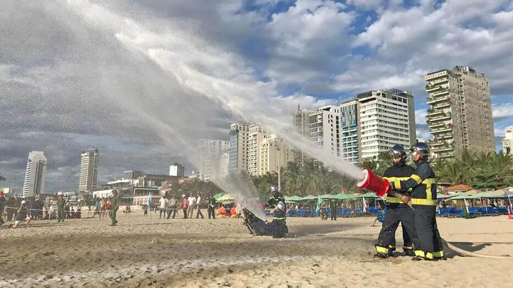 Hàng trăm người tham gia diễn tập ứng phó sự cố tràn dầu trên biển