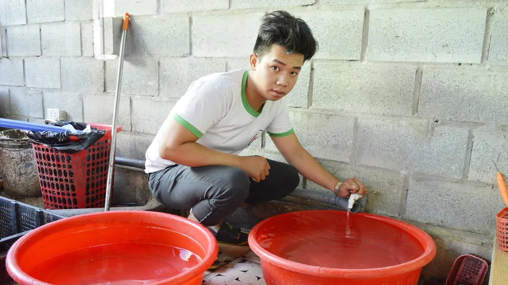 Nước sinh hoạt trên các xã phường tại Hội An vừa yếu, vừa nhiễm nặm. Ảnh: NGỌC PHÚC