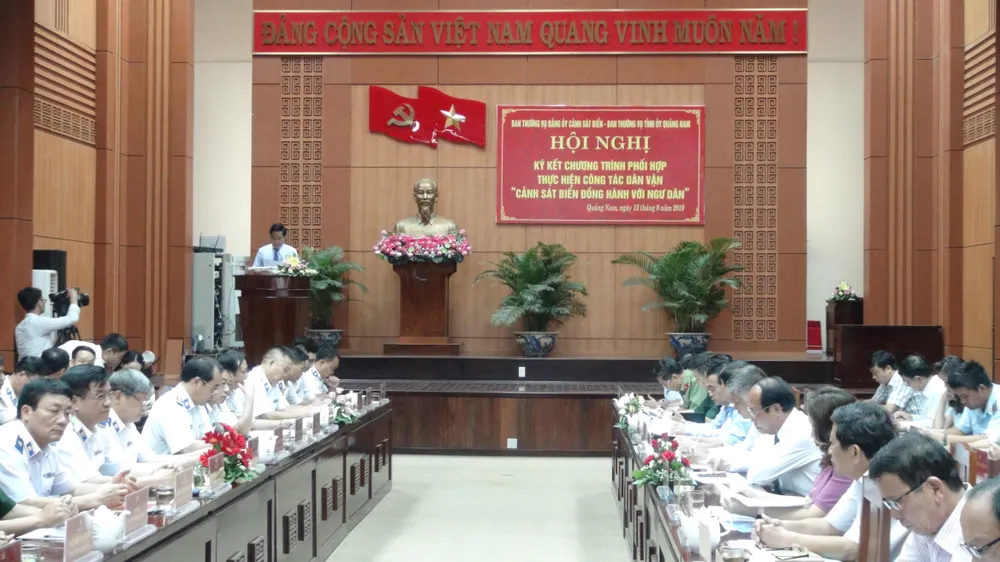 Ký kết thực hiện chương trình Cảnh sát biển đồng hành với ngư dân