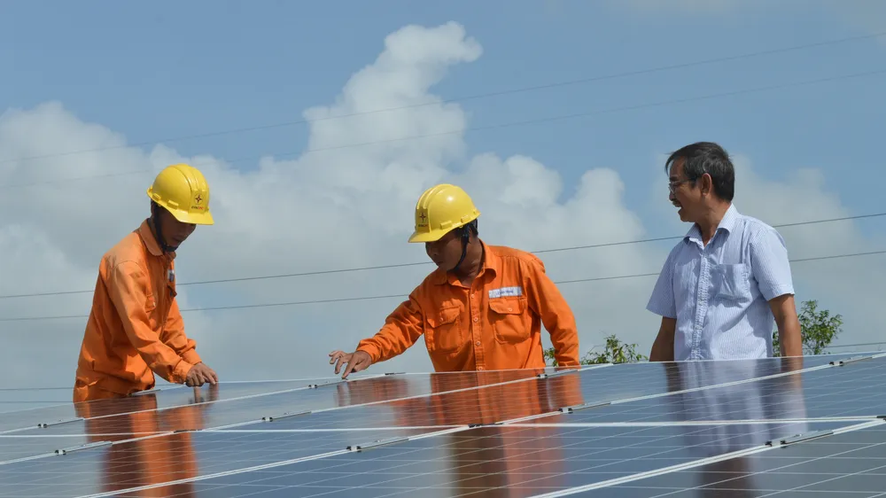 Lắp đặt điện năng lượng mặt trời không chỉ tiết kiệm chi phí tiền điện cho người dân mà còn giúp giảm áp lực cho ngành điện
