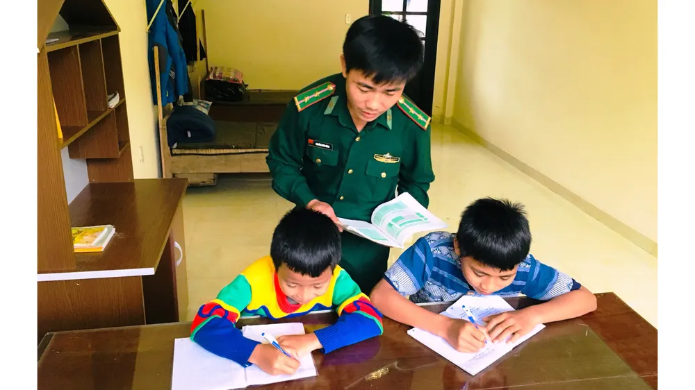 “Cha nuôi” mang quân hàm xanh