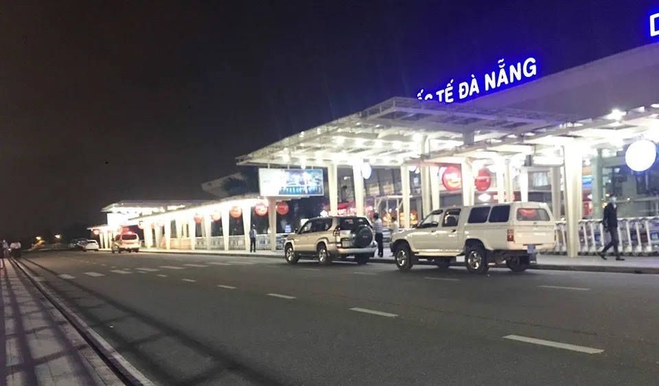 2 xe ô tô mang biển kiểm soát của tỉnh Quảng Nam (1 biển số xanh, 1 biển trắng) chở 4 du khách Anh ra sân bay Đà Nẵng