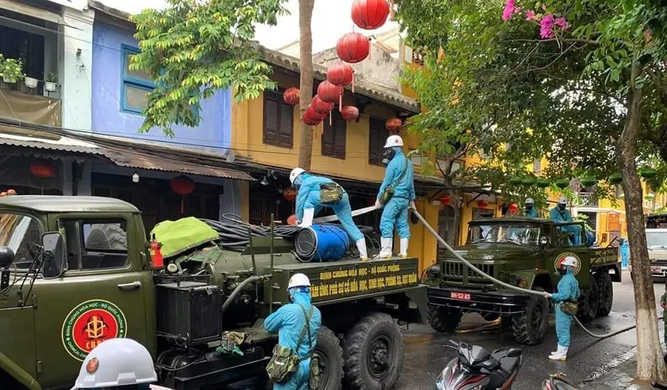 Phun hóa chất khử trùng tại phố cổ Hội An
