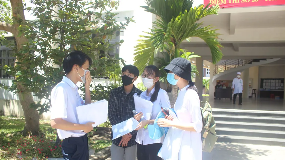 Quảng Nam cách ly 23 học sinh thi tốt nghiệp THPT cùng phòng với con bệnh nhân 964