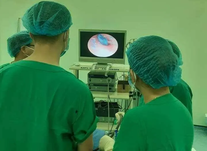 Học sinh lớp 1 bị một nhóm học sinh cùng trường nhét đất sét vào tai