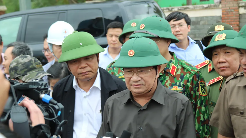 Phó Thủ tướng Trịnh Đình Dũng kiểm tra bờ biển Cửa Đại