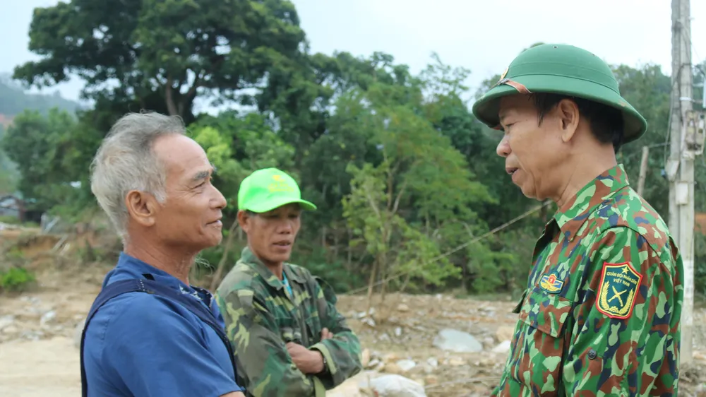 Ông Nguyễn Quảng thăm hỏi người dân xã Phước Thành mất nhà