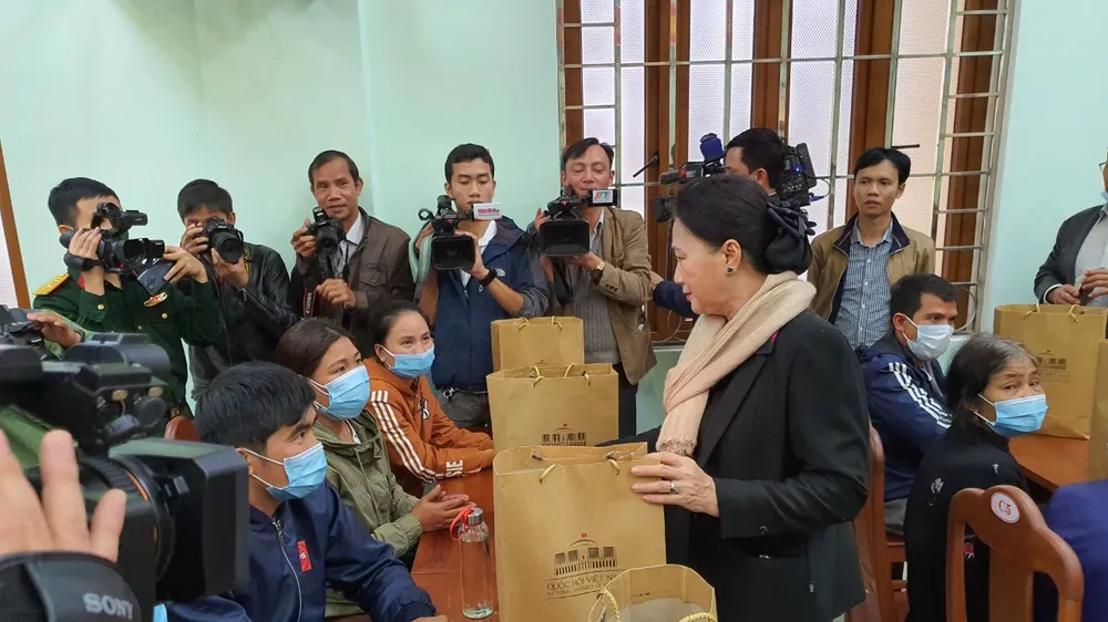 Chủ tịch Quốc hội thăm người dân vùng sạt lở Phước Sơn