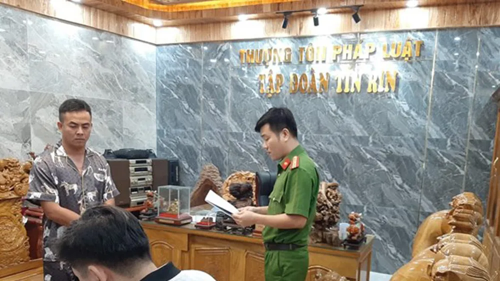 Bắt giám đốc công ty bất động sản làm giả con dấu, giấy tờ, lừa đảo hơn 30 tỷ đồng