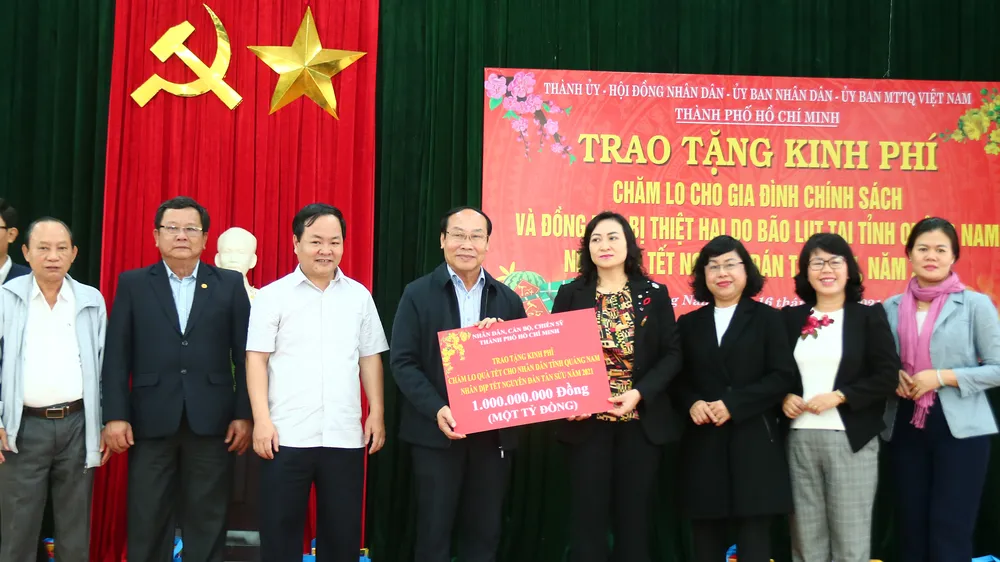 TPHCM trao quà tết cho người dân Quảng Nam, Quảng Ngãi