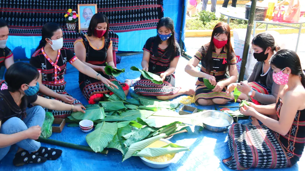Mang tết đến cho đồng bào vùng biên