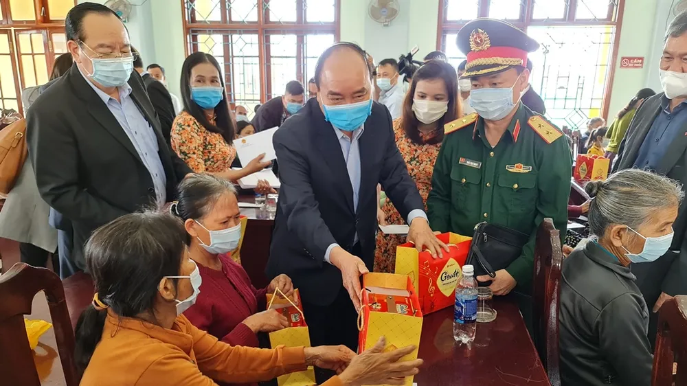 Thủ tướng Nguyễn Xuân Phúc thăm, tặng quà tết gia đình chính sách, hộ khó khăn tại Quảng Nam