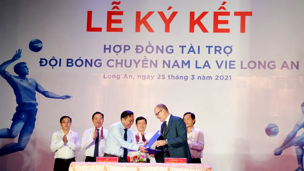 Tài trợ 10 tỷ đồng cho Đội bóng chuyền nam Long An