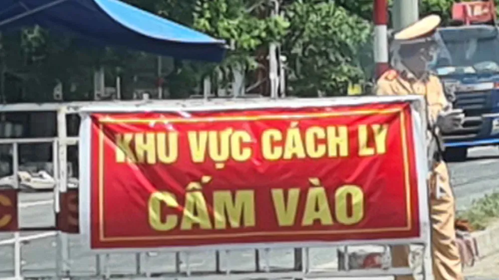 Người đàn ông tự cầm kéo đâm vào cổ mình trong khu cách ly
