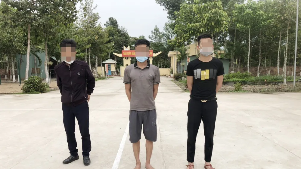 Các đối tượng vượt biên trái phép bị cơ quan chức năng bắt giữ. Ảnh: Cơ quan chức năng cung cấp
