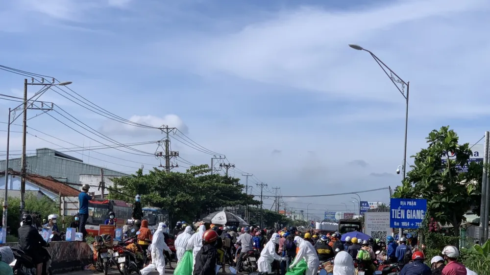 Linh hoạt thông chốt cho hàng trăm người dân từ TPHCM và Long An về quê 