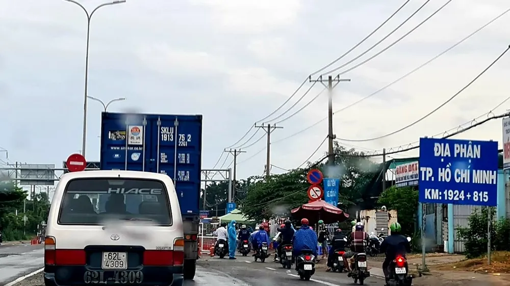 Từ 0 giờ ngày 18-10, Long An dừng tất cả các trạm kiểm tra phòng chống dịch Covid-19 