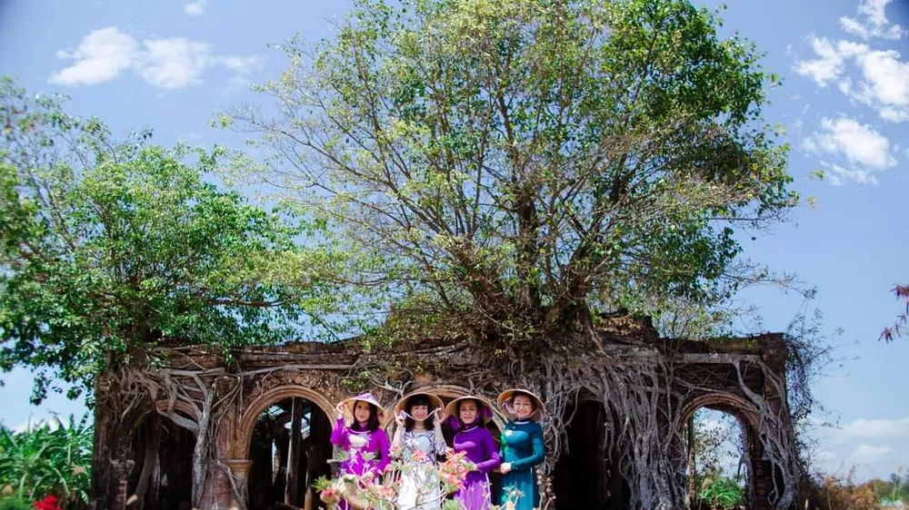 Ngôi đình trăm tuổi được ôm trọn và chống đỡ bởi hai gốc cây bồ đề to lớn