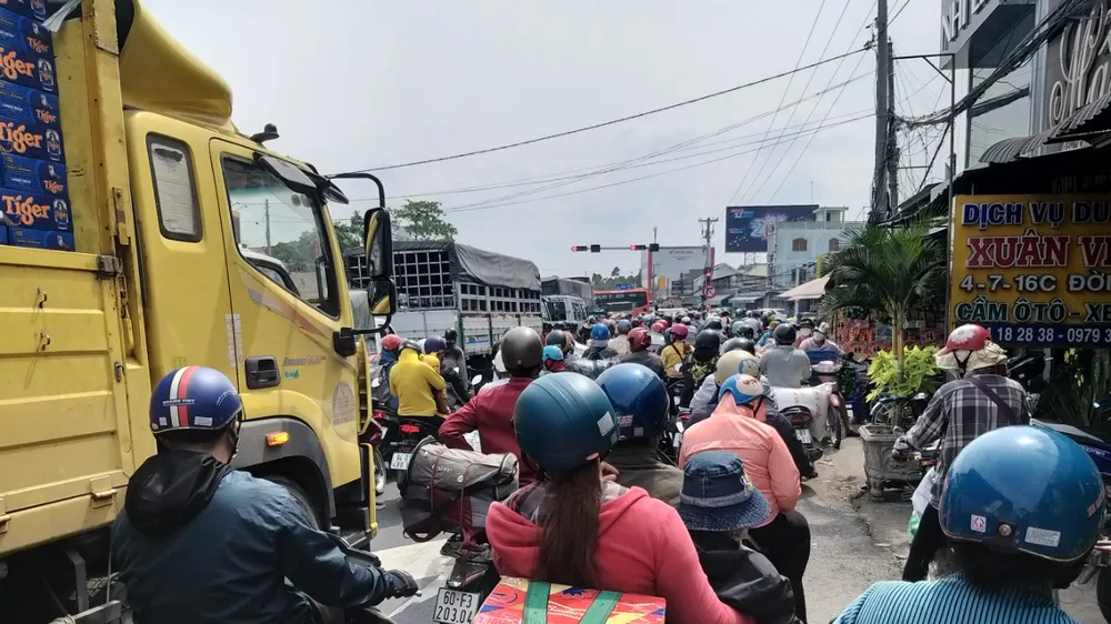 Ùn ứ tại đoạn cuối cao tốc Trung Lương - Mỹ Thuận
