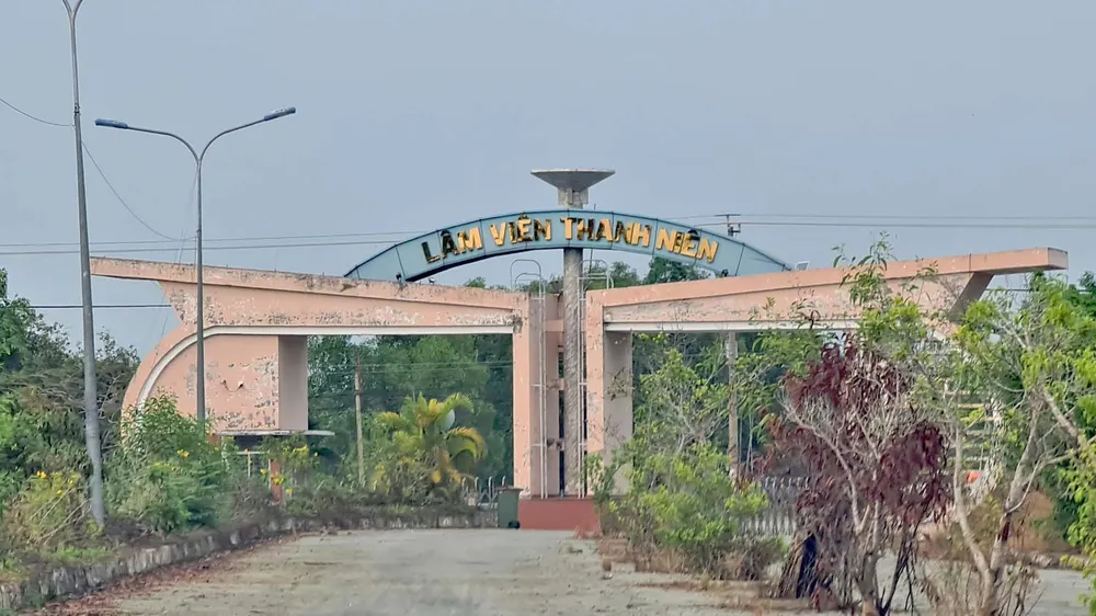 Công trình Lâm viên Thanh niên vắng vẻ, hoang tàn. Ảnh: NGỌC PHÚC