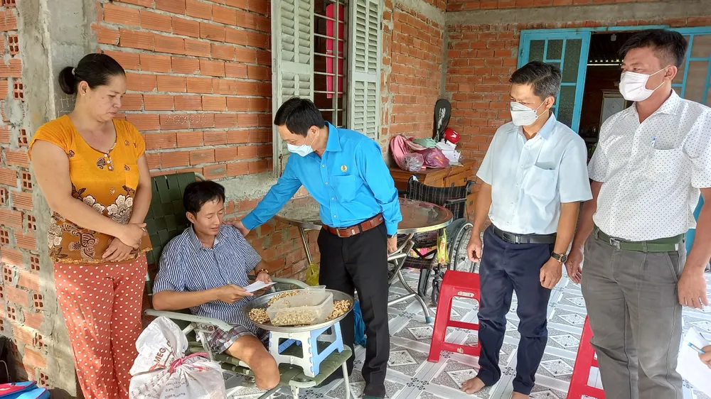 Thăm, tặng quà cho công nhân Tiền Giang bị tai nạn lao động nặng
