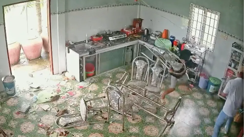 Khởi tố bị can và bắt tạm giam 2 đối tượng về tội hủy hoại tài sản ở Long An