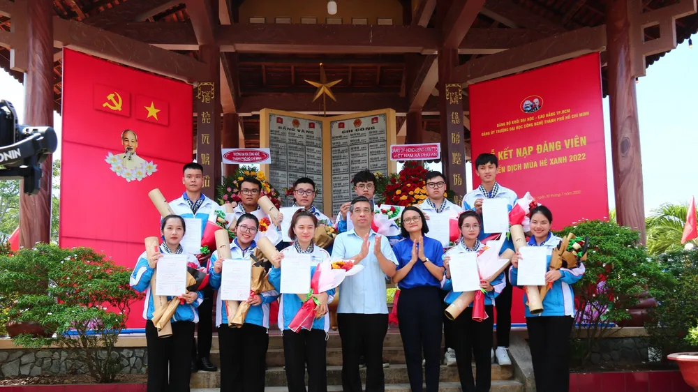 Trưởng Ban Tổ chức Thành ủy TPHCM dự lễ kết nạp đảng viên của chiến sĩ tình nguyện