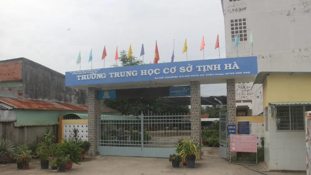 Nữ sinh lớp 9 rơi từ lầu 3 trường học ở Tiền Giang