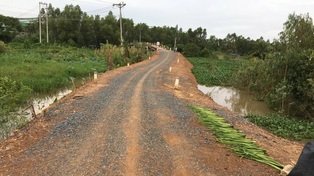 Gần 1 tỷ đồng khắc phục sụt lún đường liên xã Tuyên Bình Tây - Vĩnh Bình (Long An)