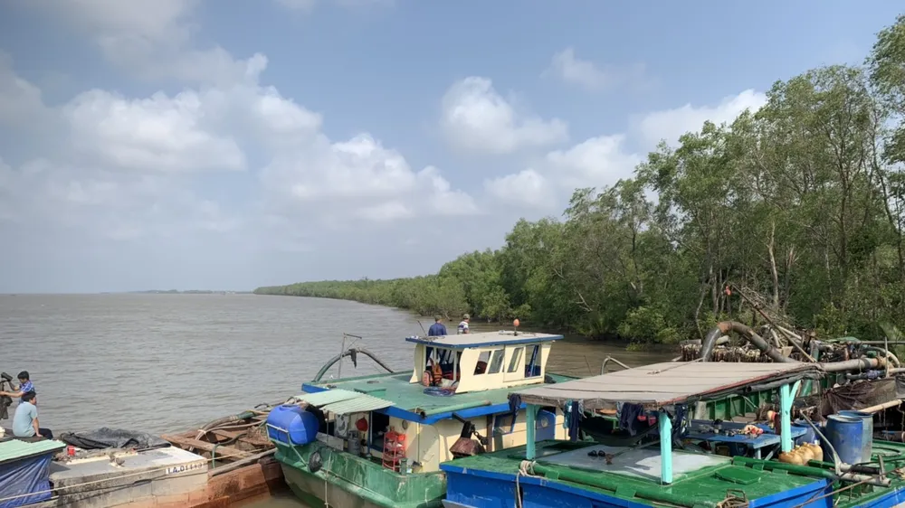 Bắt quả tang nhiều tàu chở cát lậu ở Tiền Giang 