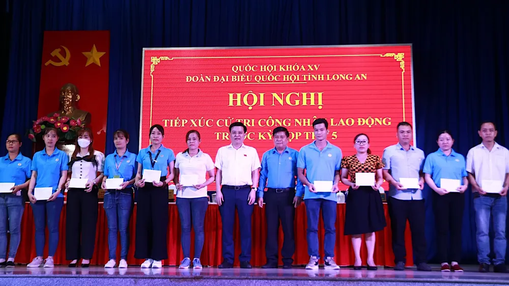 Đại biểu Quốc hội tỉnh Long An tiếp xúc 200 cử tri là công nhân, người lao động