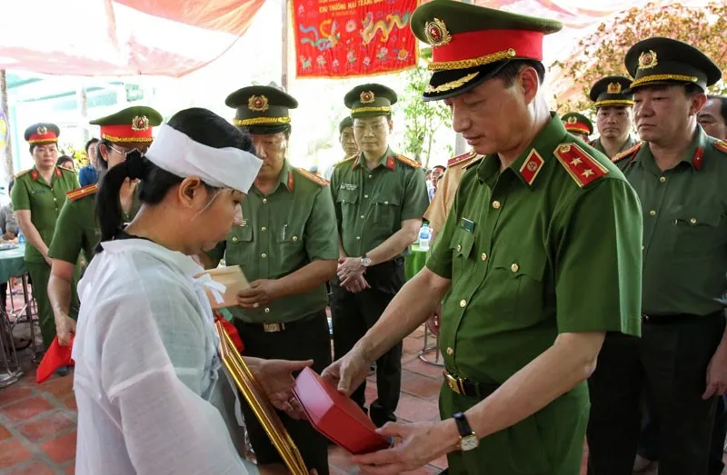 Trung tá CSGT Nguyễn Xuân Hào hy sinh khi làm nhiệm vụ được cấp bằng Tổ quốc ghi công