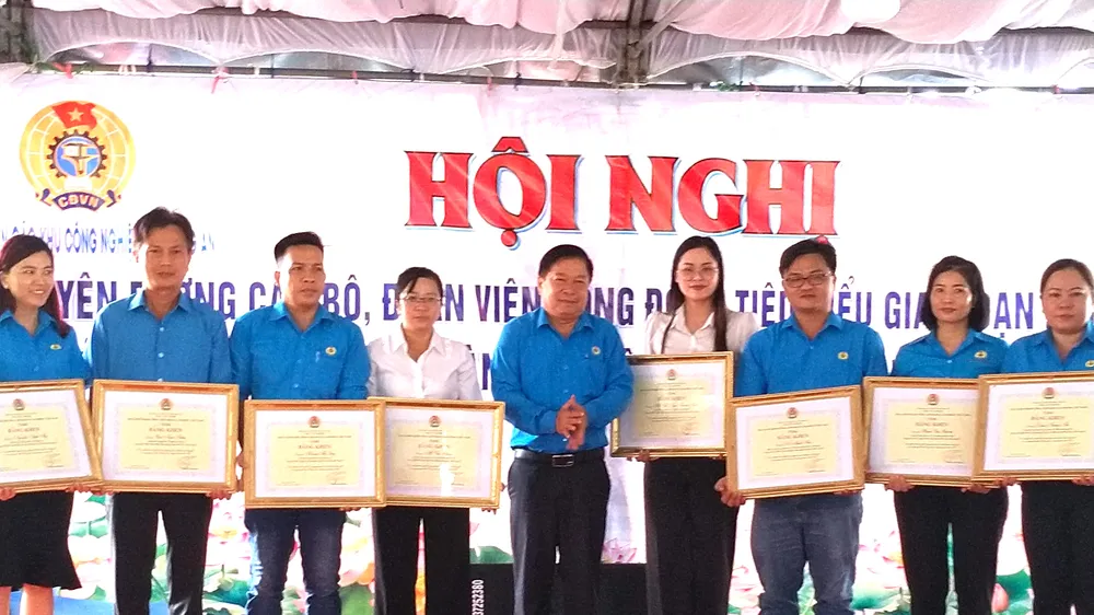 Long An: Tuyên dương hơn 500 cán bộ, đoàn viên Công đoàn tiêu biểu