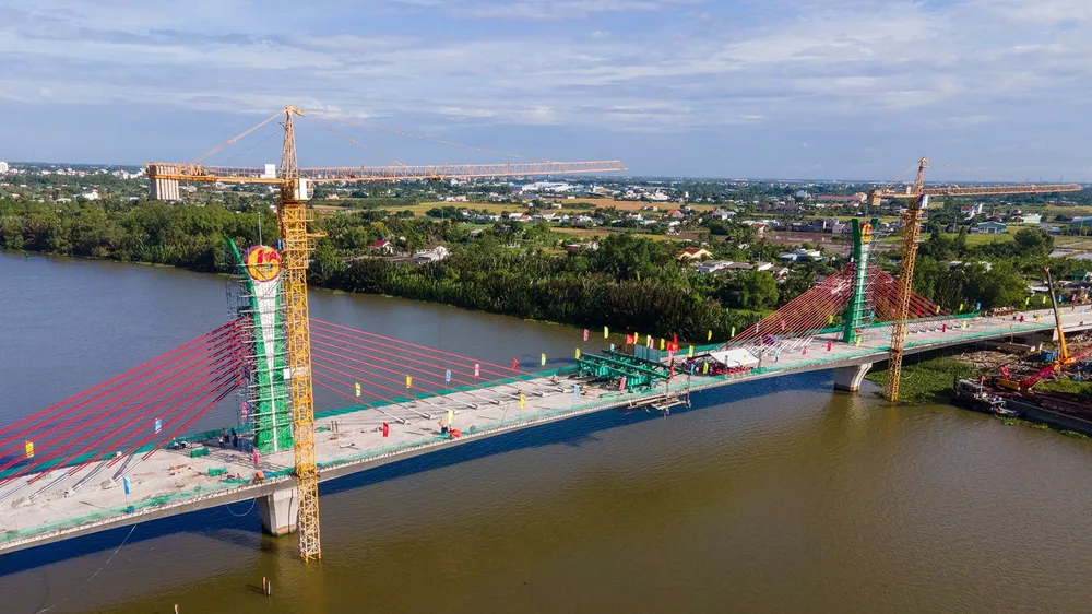 Long An: Hợp long cầu bắc qua sông Vàm Cỏ Tây
