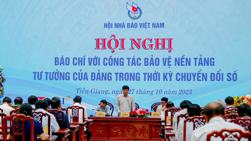Nhà báo viết về bảo vệ nền tảng tư tưởng của Đảng phải có nghiệp vụ chắc chắn, bản lĩnh chính trị vững vàng