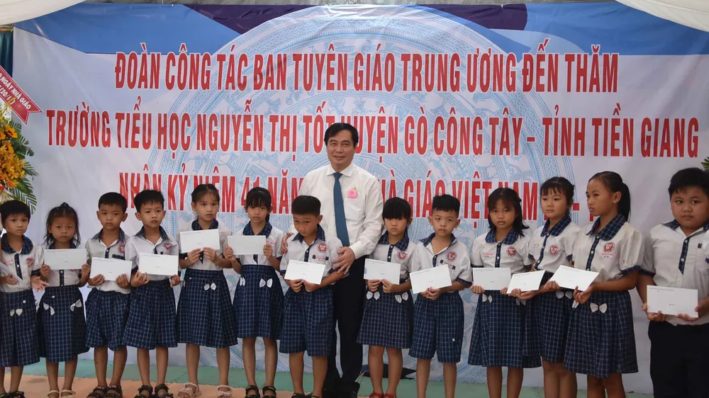 Ban Tuyên giáo Trung ương tặng quà cho học sinh tại Tiền Giang