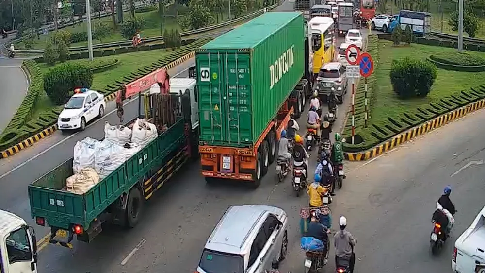 Sự cố giao thông trên cầu Rạch Miễu, các phương tiện nối đuôi di chuyển chậm qua cầu