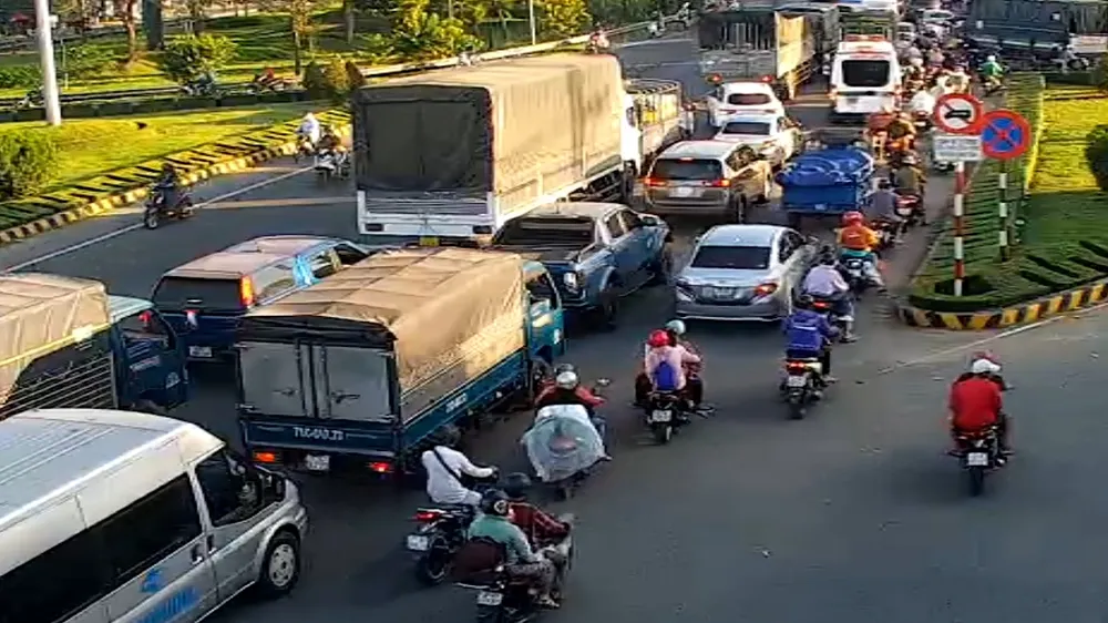 Ngày đầu nghỉ Tết Dương lịch 2024, các phương tiện nối đuôi di chuyển chậm qua cầu Rạch Miễu