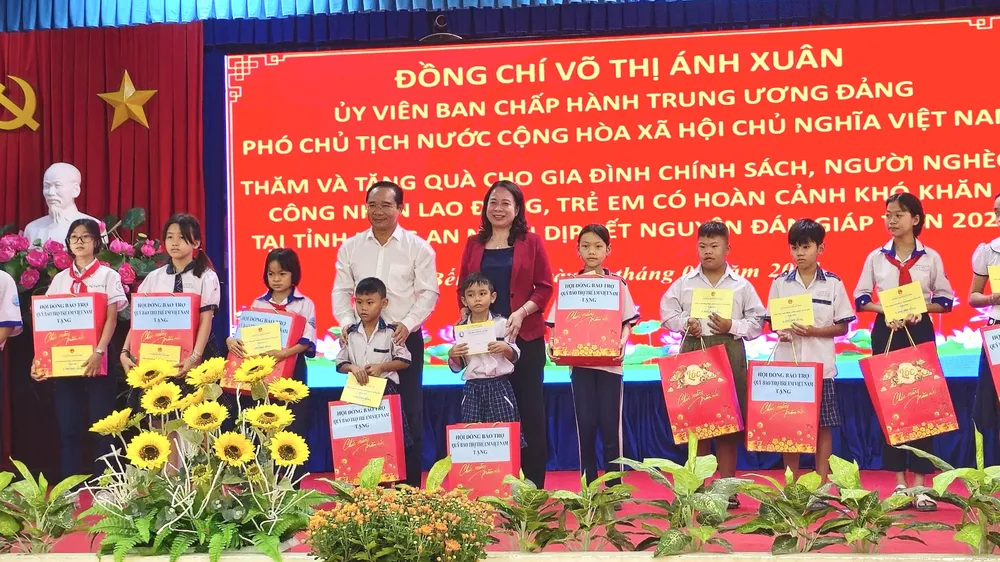 Phó Chủ tịch nước Võ Thị Ánh Xuân thăm và tặng quà tết tại Long An