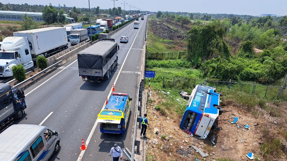 Điều tra nguyên nhân xe khách lật ngang ra khỏi cao tốc TPHCM – Trung Lương