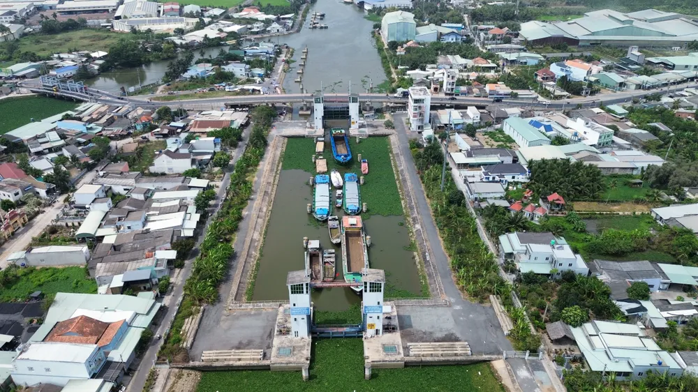 Long An, Tiền Giang đóng nhiều cống ngăn mặn: Phương tiện chật vật qua âu tàu Rạch Chanh