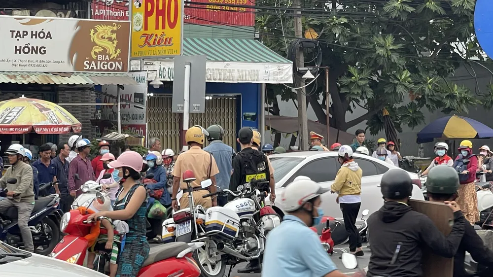 Ô tô tông 8 xe máy dừng đèn đỏ, 1 người chết, nhiều người bị thương