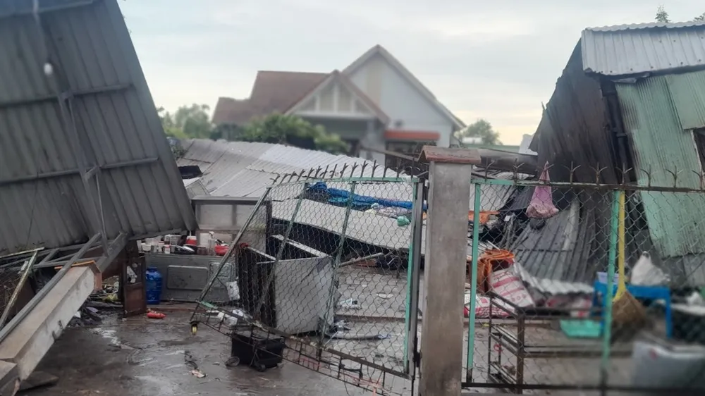 Lốc xoáy làm sập, tốc mái 33 căn nhà ở Tiền Giang