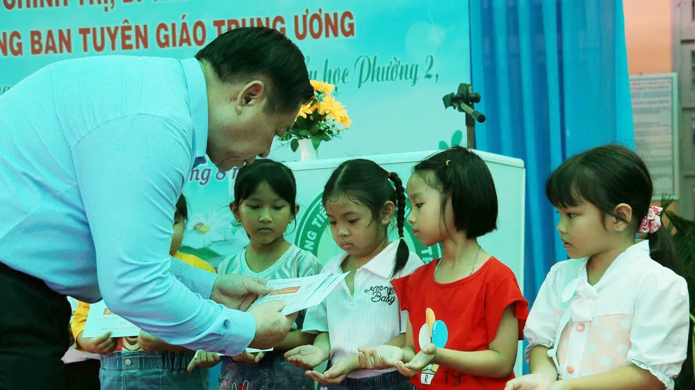 Trưởng Ban Tuyên giáo Trung ương Nguyễn Trọng Nghĩa tặng quà, trao nhà đại đoàn kết tại Tiền Giang
