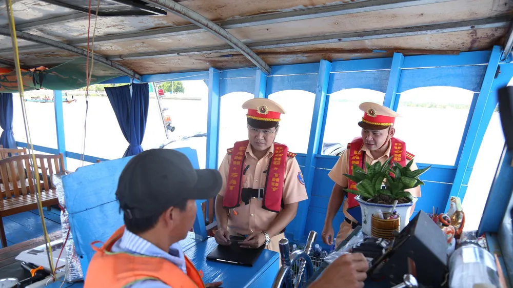 ĐBSCL: Tăng cường xử lý vi phạm, đảm bảo an toàn giao thông đường thủy