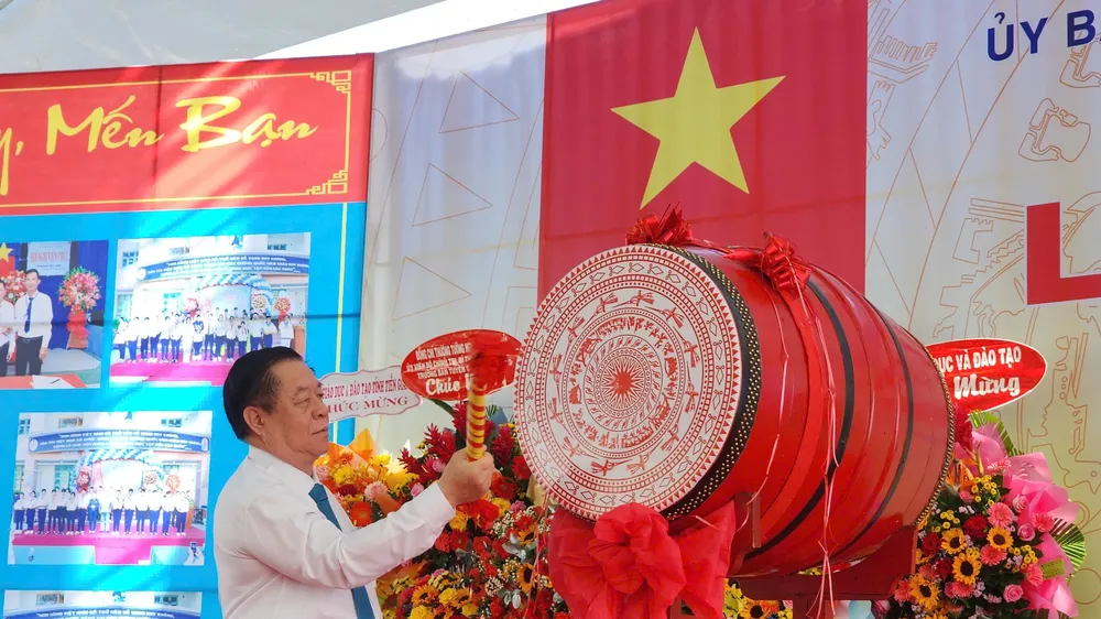  Trưởng Ban Tuyên giáo Trung ương Nguyễn Trọng Nghĩa dự khai giảng năm học mới tại Tiền Giang