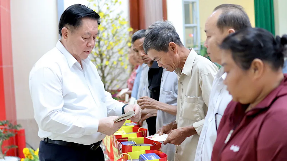 Trưởng Ban Tuyên giáo Trung ương tặng quà tết tại Long An